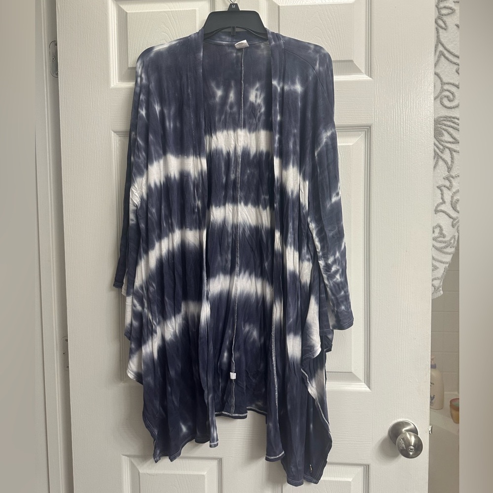 Ruana blue & white tie dye. Plus size. 95% rayon, 5% spandex; great for layering